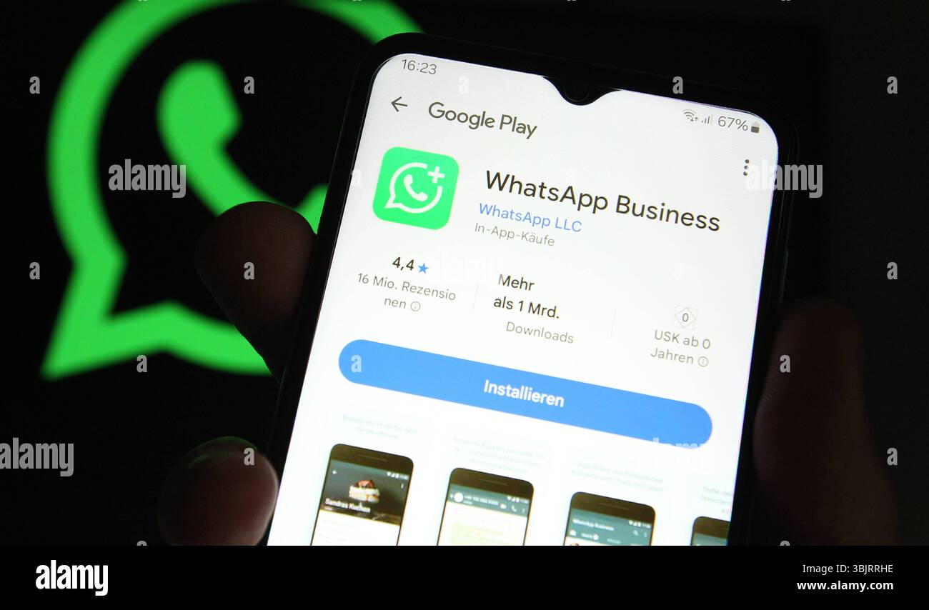 Auf einem Smartphone war der Google Play Store mit der App vom Instant-Messaging-Dienst WhatsApp geöffnet. Dahinter ist auf einem Laptop das Logo von WhatsApp aufgerufen worden. Symbolbild/Symbolfoto. Schnelsen Hamburg *** auf einem Smartphone wurde der Google Play Store mit der dahinter liegenden WhatsApp Instant Messaging Service App eröffnet, auf einem Laptop wurde das WhatsApp Logo aufgerufen Symbol Bild Symbol Foto Schnelsen Hamburg Stockfoto