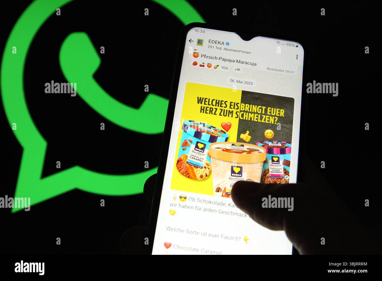 Auf einem Smartphone war der Kanal von EDEKA auf dem Instant-Messaging-Dienst WhatsApp aufgerufen. Dahinter ist auf einem Laptop das Logo von WhatsApp aufgerufen worden. Symbolbild/Symbolfoto. Schnelsen Hamburg *** der EDEKA-Kanal des WhatsApp Instant Messaging Service wurde auf einem Smartphone dahinter aufgerufen, das WhatsApp Logo auf einem Laptop Symbol Bild Symbol Foto Schnelsen Hamburg Stockfoto
