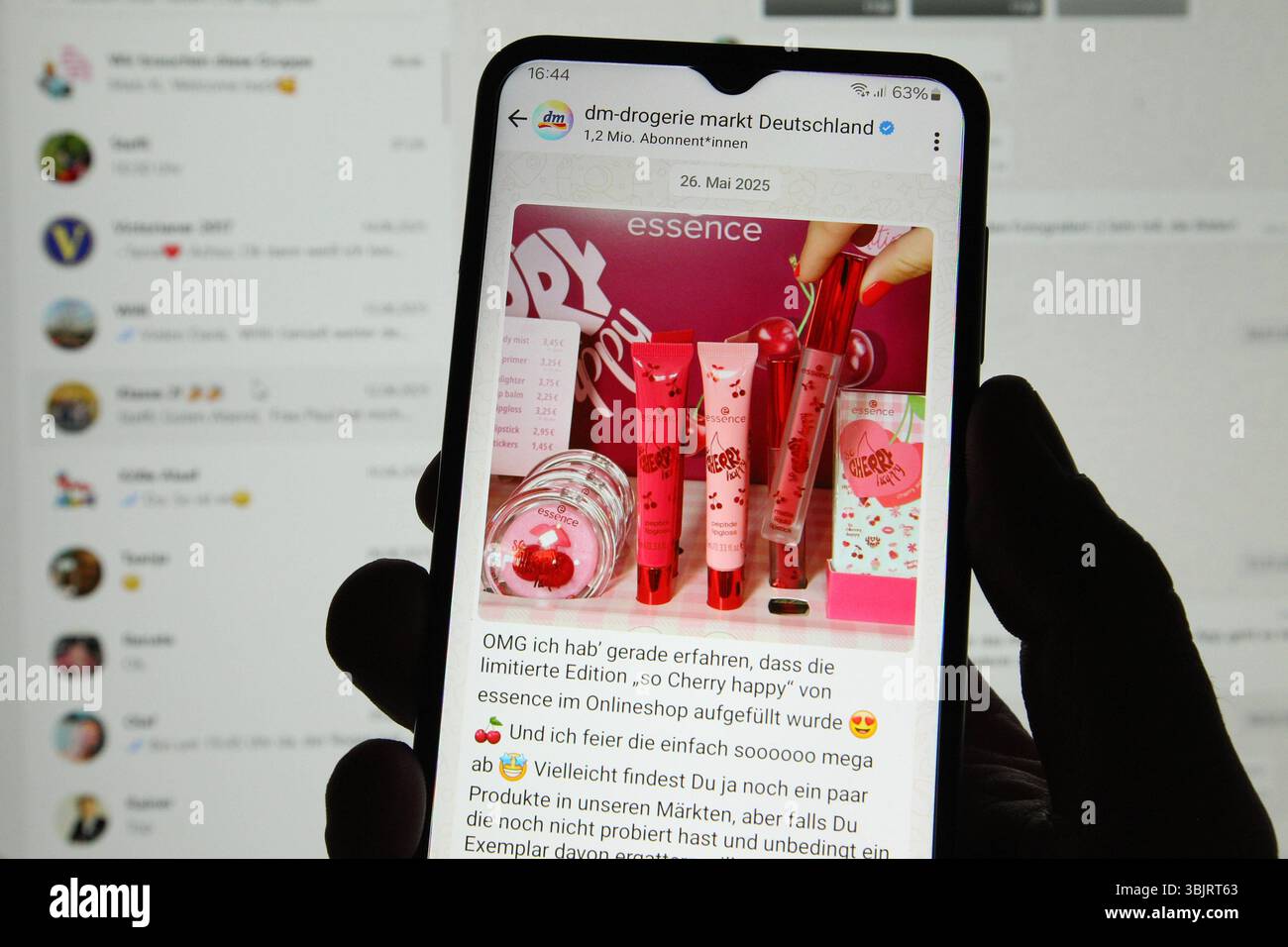 Auf einem Smartphone wurde der Kanal der Drogerie-Kette DM auf dem Instant-Messaging-Dienst WhatsApp aufgerufen. Dahinter ist auf einem Laptop die Desktop-Version von WhatsApp aufgerufen. Symbolbild/Symbolfoto. Schnelsen Hamburg *** der Kanal der Drogeriekette DM auf dem Instant Messaging-Service WhatsApp wurde auf einem dahinter liegenden Smartphone aufgerufen, die Desktop-Version von WhatsApp wird auf einem Laptop aufgerufen Symbolbild Schnelsen Hamburg Stockfoto