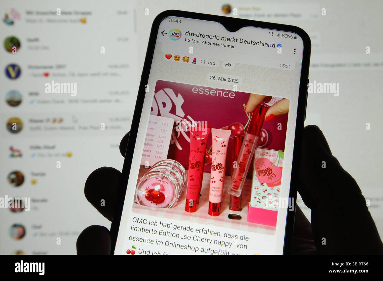 Auf einem Smartphone wurde der Kanal der Drogerie-Kette DM auf dem Instant-Messaging-Dienst WhatsApp aufgerufen. Dahinter ist auf einem Laptop die Desktop-Version von WhatsApp aufgerufen. Symbolbild/Symbolfoto. Schnelsen Hamburg *** der Kanal der Drogeriekette DM auf dem Instant Messaging-Service WhatsApp wurde auf einem dahinter liegenden Smartphone aufgerufen, die Desktop-Version von WhatsApp wird auf einem Laptop aufgerufen Symbolbild Schnelsen Hamburg Stockfoto