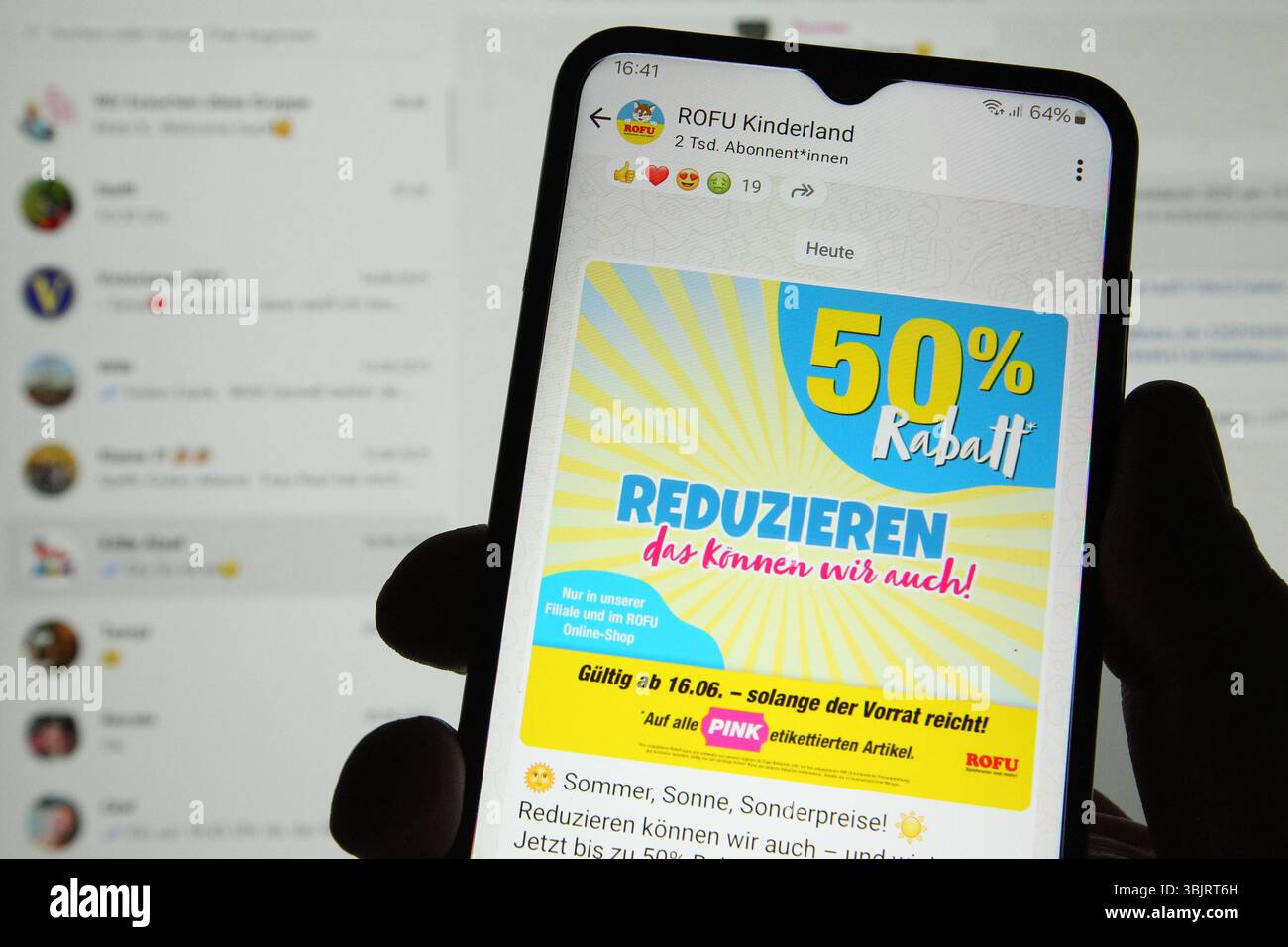 Auf einem Smartphone wurde der Kanal vom Rofu Kinderland auf dem Instant-Messaging-Dienst WhatsApp aufgerufen. Dahinter ist auf einem Laptop die Desktop-Version von WhatsApp aufgerufen. Symbolbild/Symbolfoto. Schnelsen Hamburg *** auf einem Smartphone wurde der Rofu Kinderland-Kanal über den Instant Messaging-Dienst WhatsApp dahinter aufgerufen, die Desktop-Version von WhatsApp wurde auf einem Laptop aufgerufen Symbol-Bild Symbol-Foto Schnelsen Hamburg Stockfoto