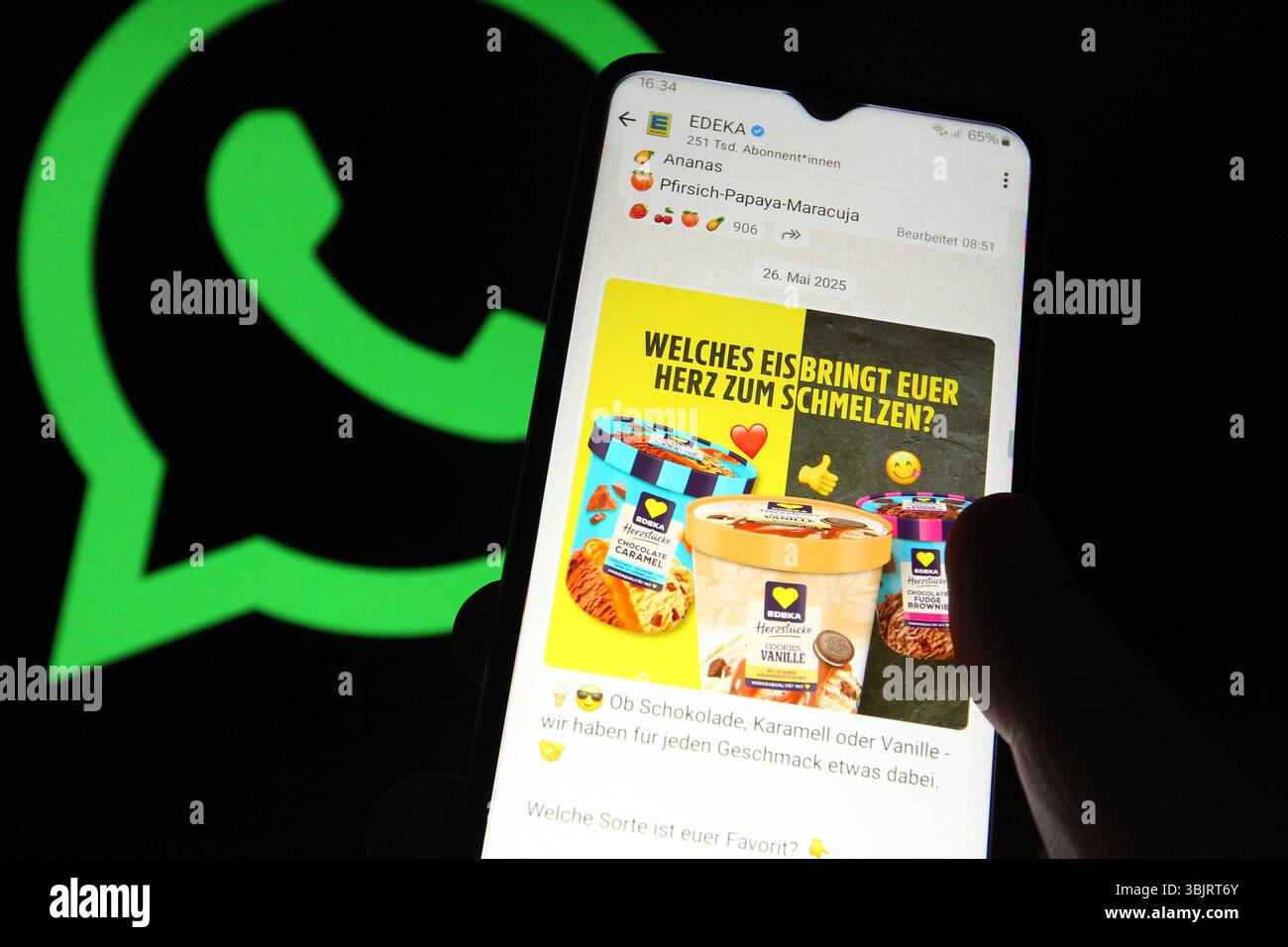 Auf einem Smartphone war der Kanal von EDEKA auf dem Instant-Messaging-Dienst WhatsApp aufgerufen. Dahinter ist auf einem Laptop das Logo von WhatsApp aufgerufen worden. Symbolbild/Symbolfoto. Schnelsen Hamburg *** der EDEKA-Kanal des WhatsApp Instant Messaging Service wurde auf einem Smartphone dahinter aufgerufen, das WhatsApp Logo auf einem Laptop Symbol Bild Symbol Foto Schnelsen Hamburg Stockfoto
