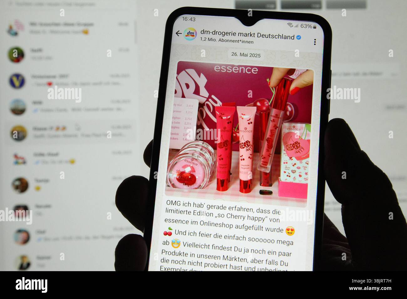 Auf einem Smartphone wurde der Kanal der Drogerie-Kette DM auf dem Instant-Messaging-Dienst WhatsApp aufgerufen. Dahinter ist auf einem Laptop die Desktop-Version von WhatsApp aufgerufen. Symbolbild/Symbolfoto. Schnelsen Hamburg *** der Kanal der Drogeriekette DM auf dem Instant Messaging-Service WhatsApp wurde auf einem dahinter liegenden Smartphone aufgerufen, die Desktop-Version von WhatsApp wird auf einem Laptop aufgerufen Symbolbild Schnelsen Hamburg Stockfoto