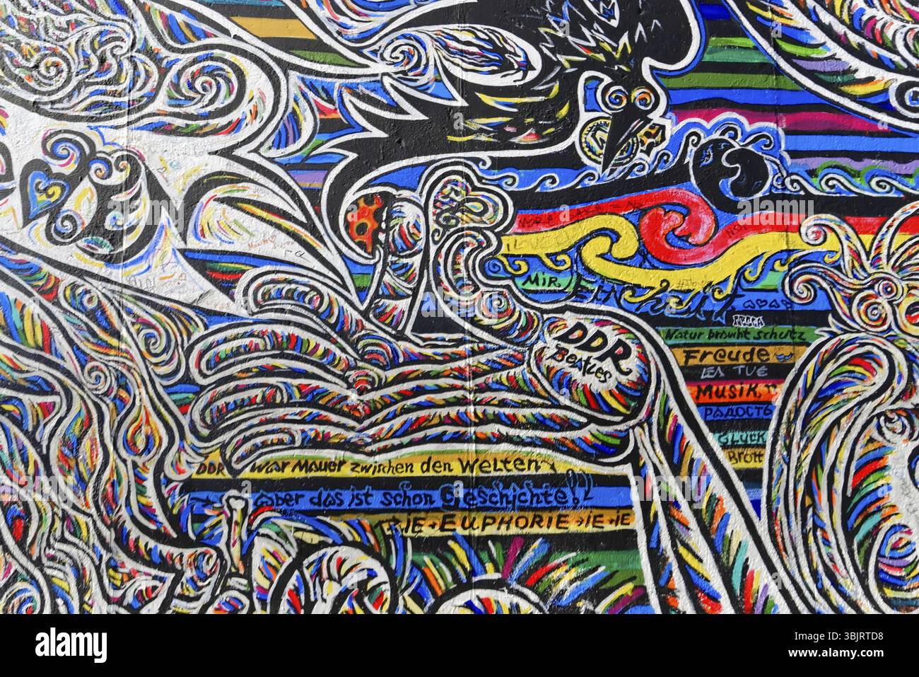 Farbenfroher, abstrakter Graffiti-Stil mit welligen Linien und Schriften in lebhaften Farben, Graffiti an der Berliner Mauer in der East Side Gallery, Berlin, Deutsch Stockfoto