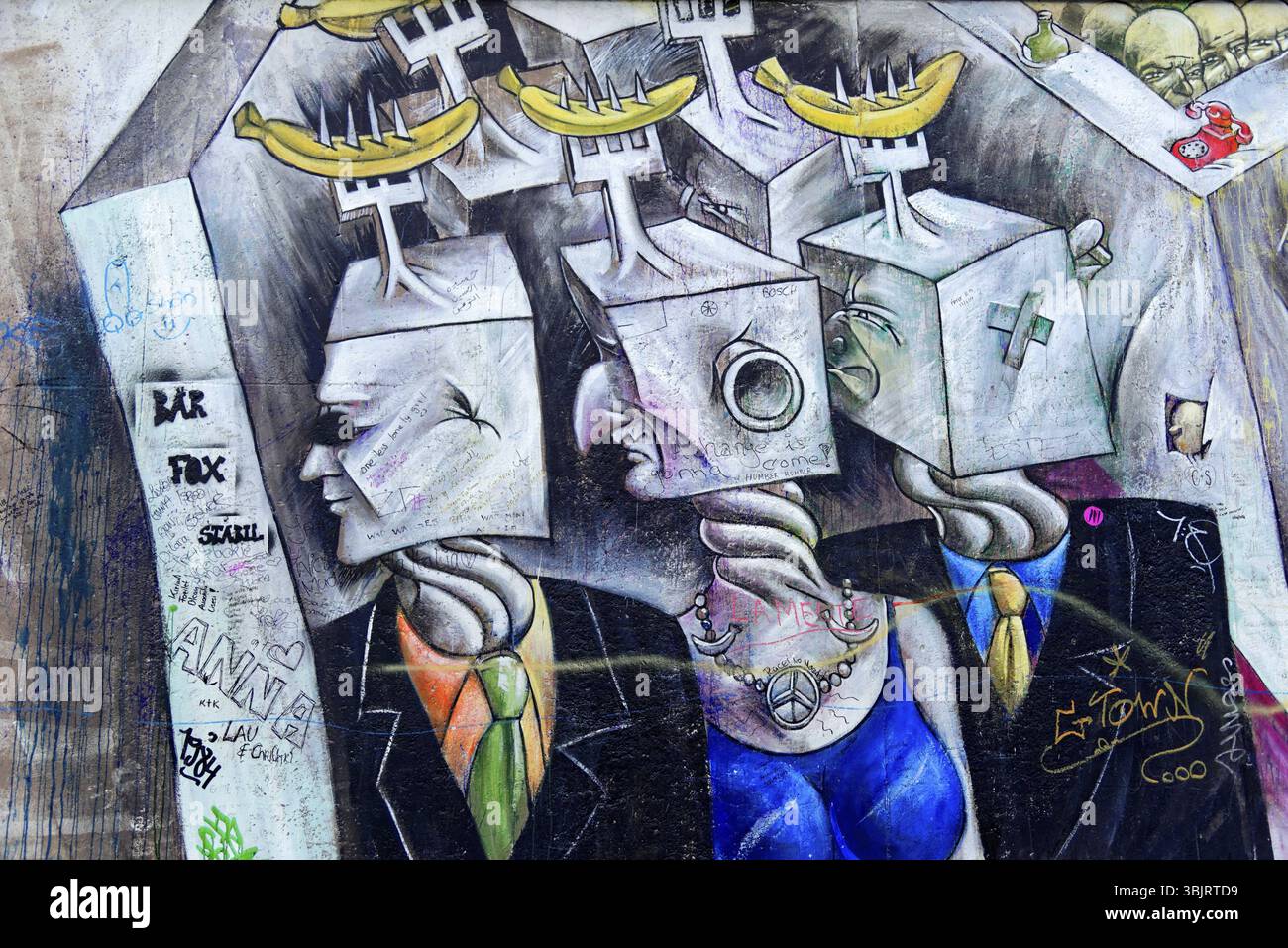 Soziale Satire mit würfelförmigen Köpfen und Anzügen, in Grautönen, Graffiti an der Berliner Mauer in der East Side Gallery, Berlin, Deutschland, Europa, Abst Stockfoto