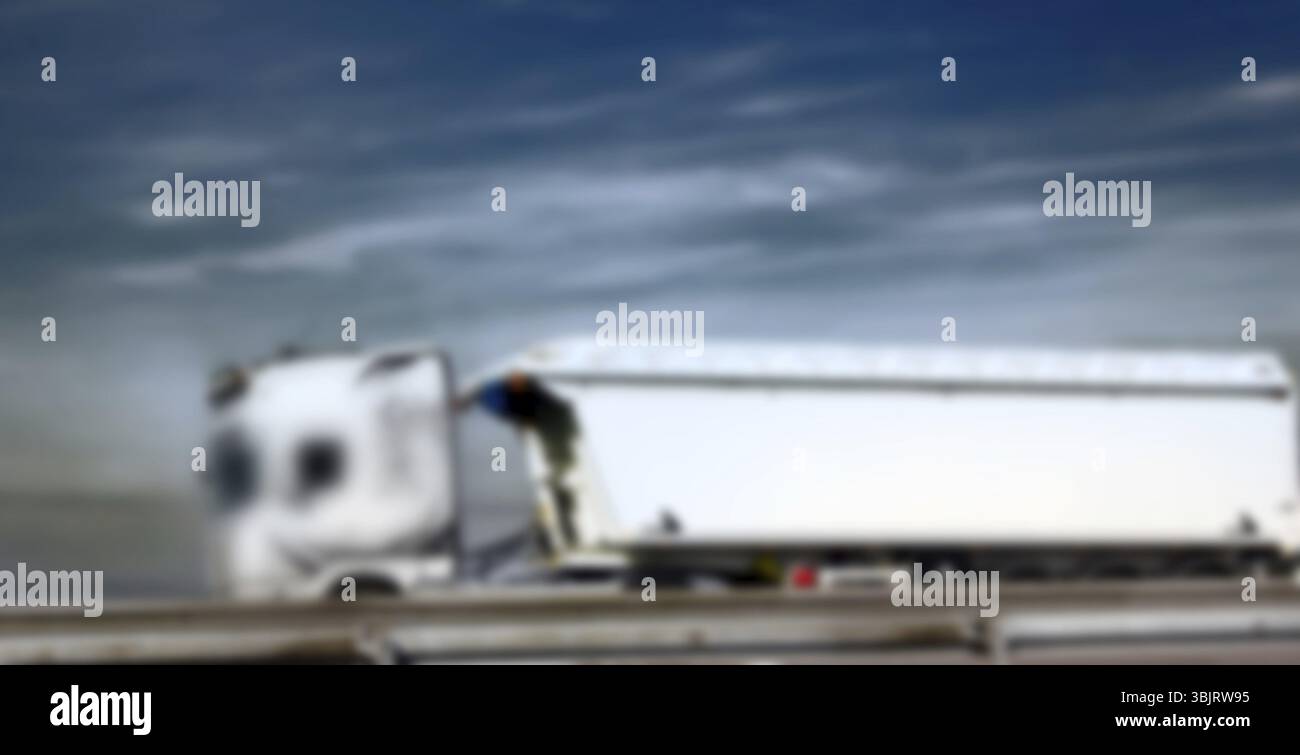 Spanien, Chateau-Thierry - 13. Oktober 2017: Autobahn und schwere Lkw auf hügeliger Landschaft. Güterkraftverkehr, Schwerlastwagen, Stockfoto