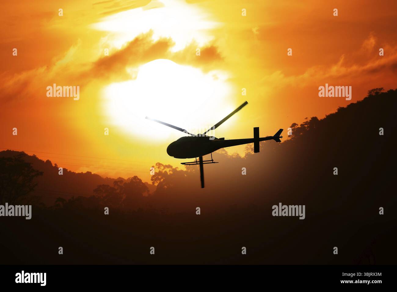 Leichter Mehrzweckhubschrauber mit klassischem Einrotor-Design. Luftfahrzeuge für Kommunikations- und Rettungseinsätze Stockfoto