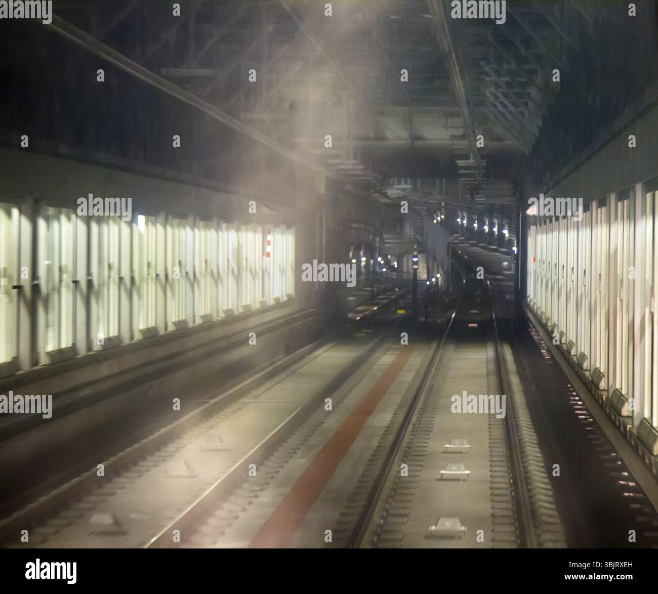 U-Bahn-Tunnel unterirdisch. Das externe Tageslicht wird durch elektrische Beleuchtung ersetzt Stockfoto