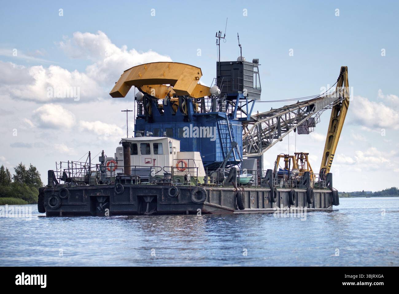 Fließenden Fluss Kran (barge Derrick) in der Weite des Flusses, Estuary, der Fluss Svir, Ladogasee. Russland Stockfoto