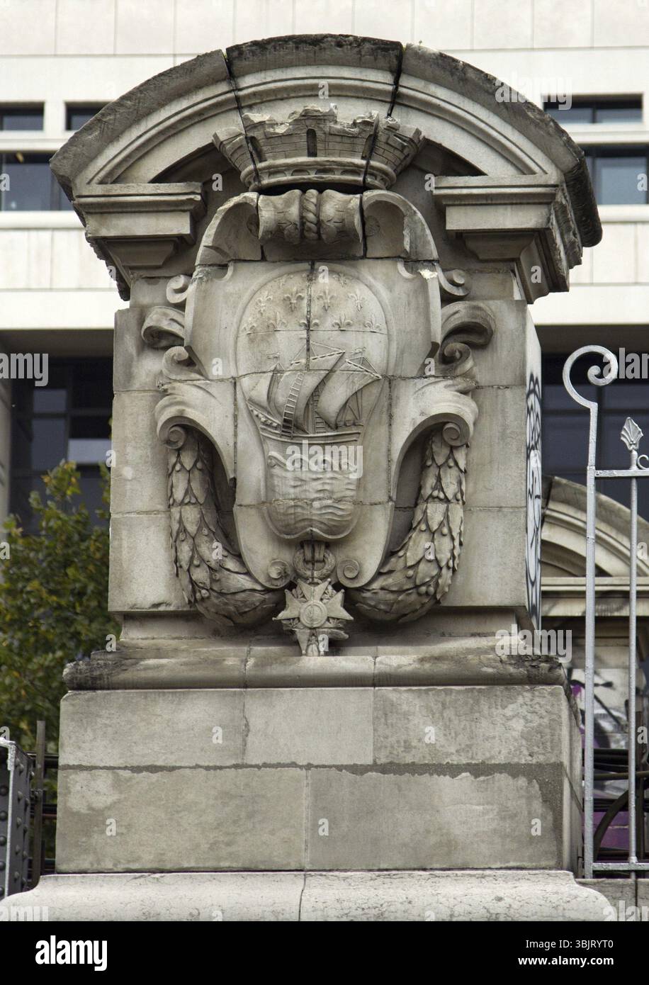 Wappen. Wappenfeld mit Segelbooten und Basrelief des königlichen Ordens. Die maritimen Entdeckungen und Expeditionen, Frankreich, Paris, Europa Stockfoto