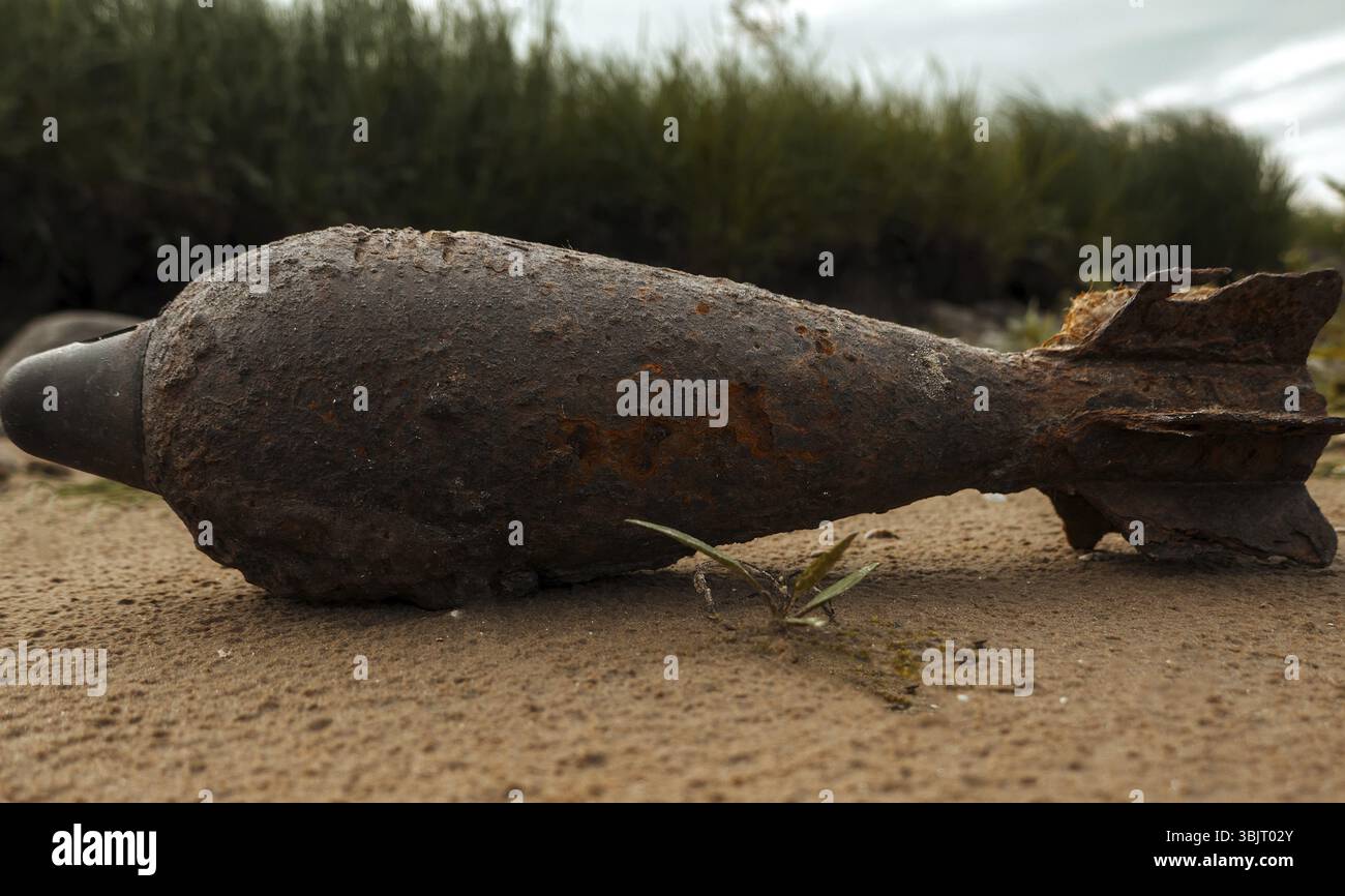 Deutsche Grabenmörtelbombe (wassertropfenförmiges Mörsergeschosse) während des Zweiten Weltkriegs. Nicht explodierte Mine (intakter Bombenfall) am Ufer der La Stockfoto