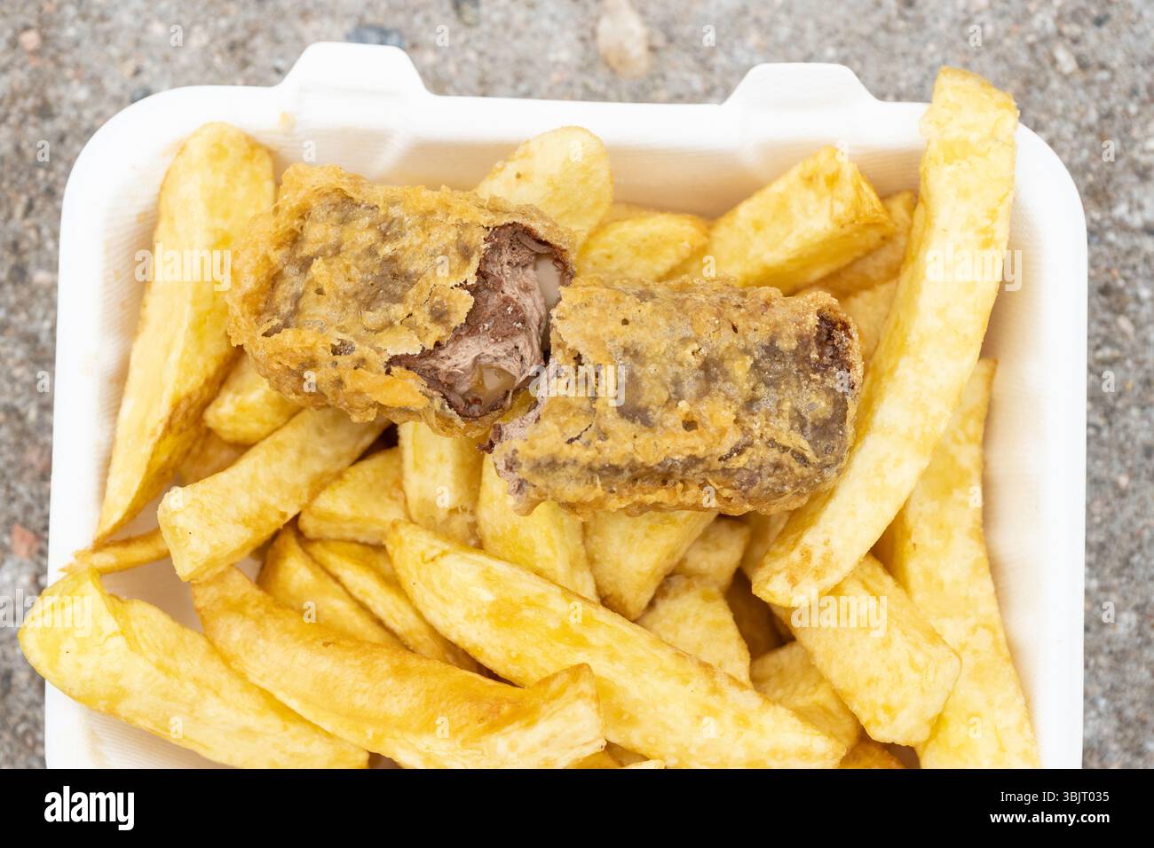 Deep Fried Mars Bar und Chips von Carron Fish Bar, Stonehaven, Schottland, Großbritannien Stockfoto