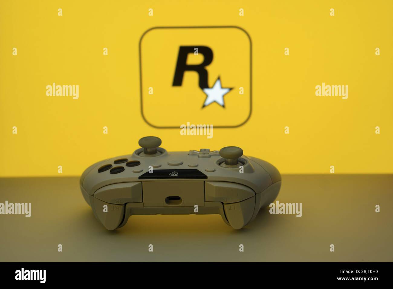 Dhaka, Bangladesch, 17. Juni 2025: Game-Controller vor Rockstar-Spielelogo auf einem Hintergrund Stockfoto