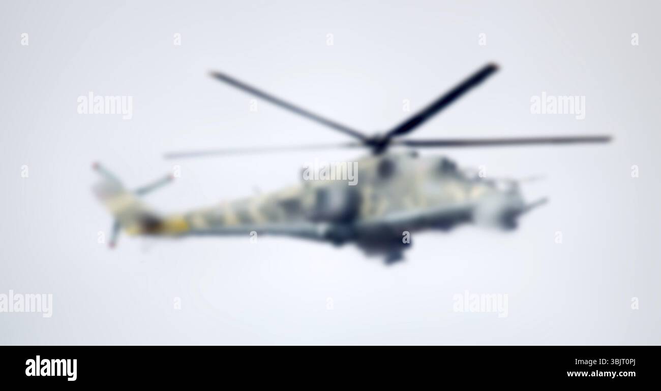 Stark verschwommener Militärhubschrauber in der Luft Stockfoto