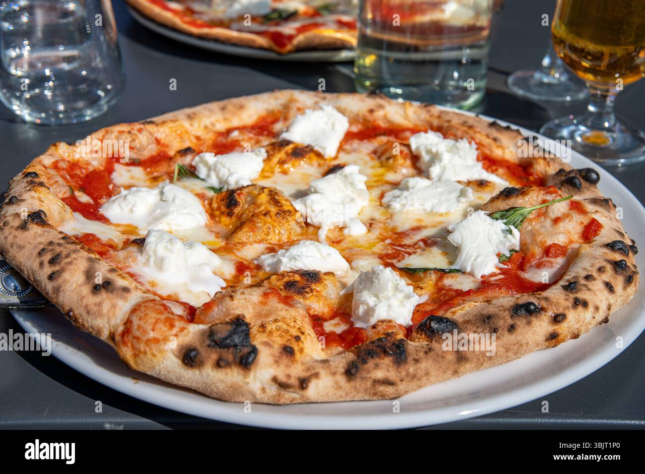 Pizza Margherita Bufala wird in einem italienischen Restaurant in Schweden serviert Stockfoto