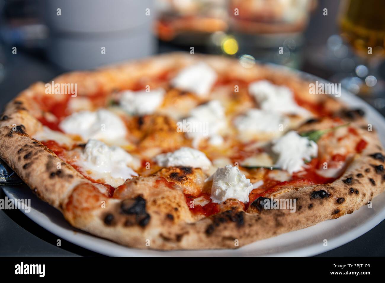 Pizza Margherita Bufala wird in einem italienischen Restaurant in Schweden serviert Stockfoto