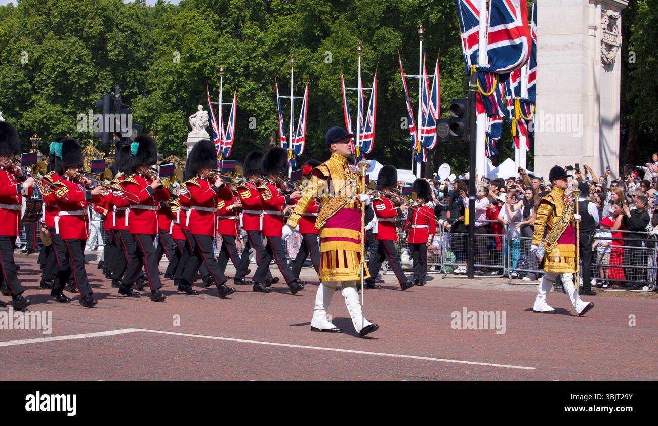 Marching Guards Band Trooping The Colour Color The Mall Westminster London 2025 Stockfoto