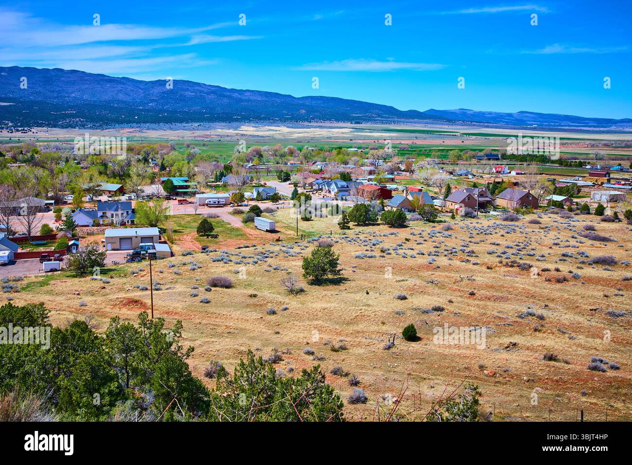 Ländliche High Desert Town Fields and Mountains fliegen über Stockfoto