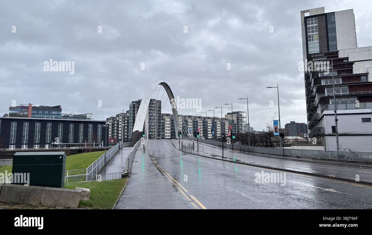 Moderne und historische Gebäude säumen den Fluss Clyde in Glasgow, von renovierten Lagerhäusern bis hin zu legendären Veranstaltungsorten, die das dynamische urbane Erbe und das dynamische urbane Erbe hervorheben Stockfoto