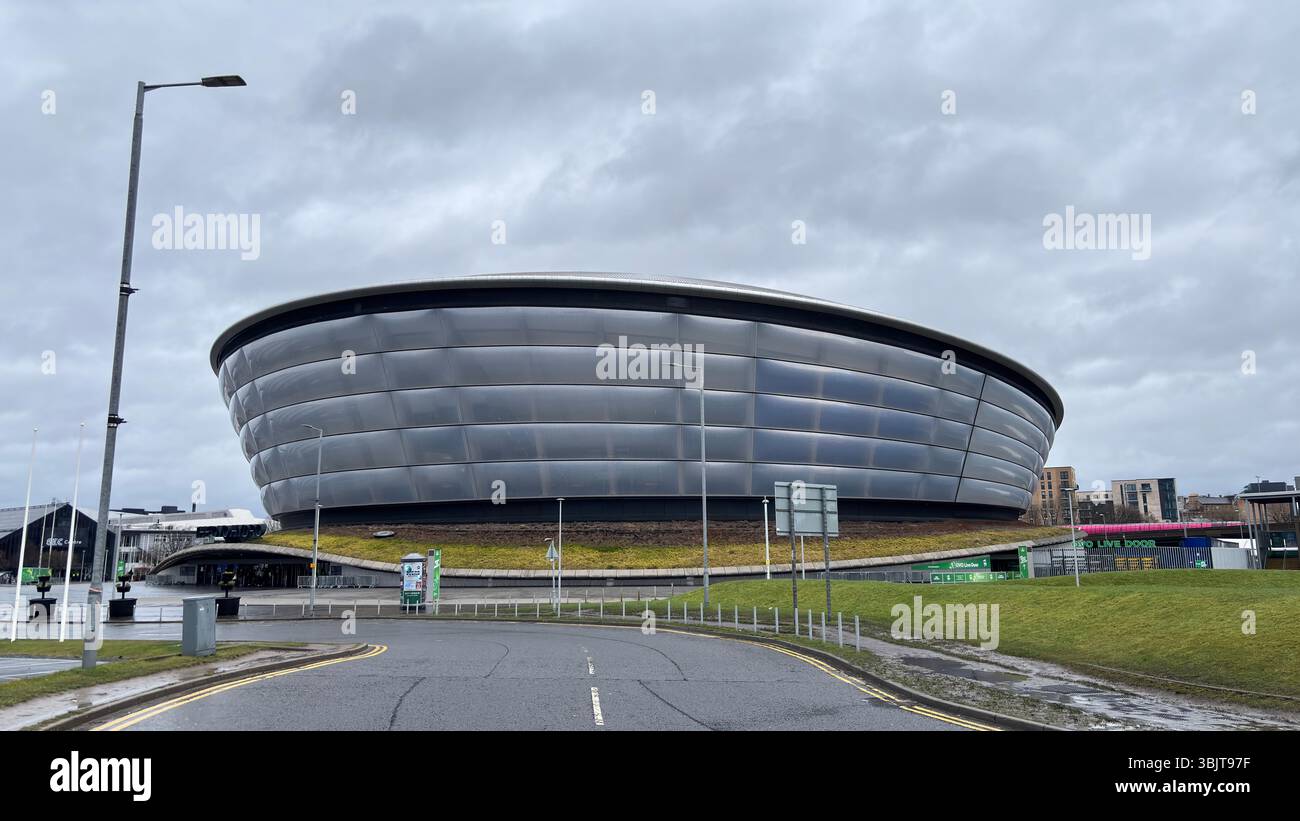 Moderne und historische Gebäude säumen den Fluss Clyde in Glasgow, von renovierten Lagerhäusern bis hin zu legendären Veranstaltungsorten, die das dynamische urbane Erbe und das dynamische urbane Erbe hervorheben Stockfoto