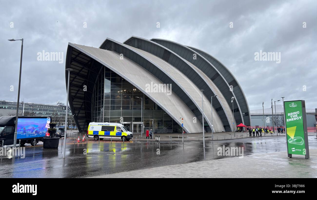 Moderne und historische Gebäude säumen den Fluss Clyde in Glasgow, von renovierten Lagerhäusern bis hin zu legendären Veranstaltungsorten, die das dynamische urbane Erbe und das dynamische urbane Erbe hervorheben Stockfoto