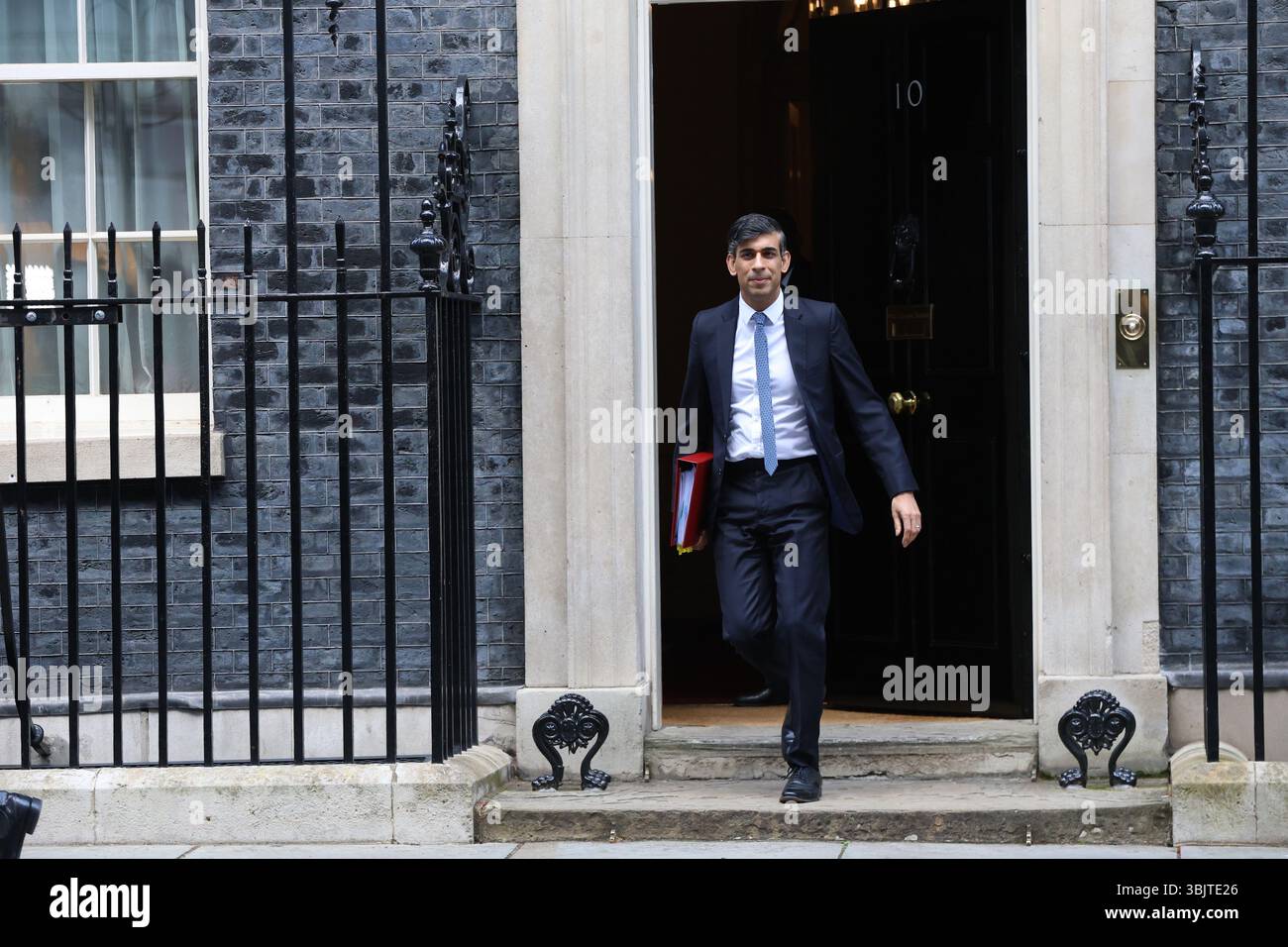 LONDON, ENGLAND - 6. MÄRZ: Der britische Premierminister Rishi Sunak verlässt die Downing Street 10, um an der wöchentlichen Sitzung der Fragen des Premierministers (PMQ) im Unterhaus am 6. März 2024 in London teilzunehmen. CAP/GOL ©GOL/Capital Pictures Stockfoto
