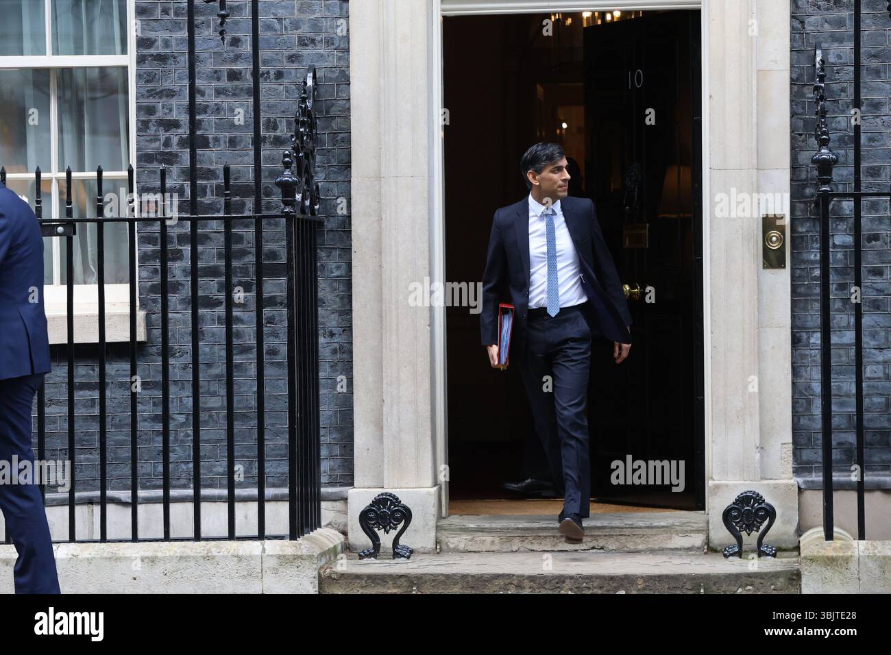 LONDON, ENGLAND - 6. MÄRZ: Der britische Premierminister Rishi Sunak verlässt die Downing Street 10, um an der wöchentlichen Sitzung der Fragen des Premierministers (PMQ) im Unterhaus am 6. März 2024 in London teilzunehmen. CAP/GOL ©GOL/Capital Pictures Stockfoto