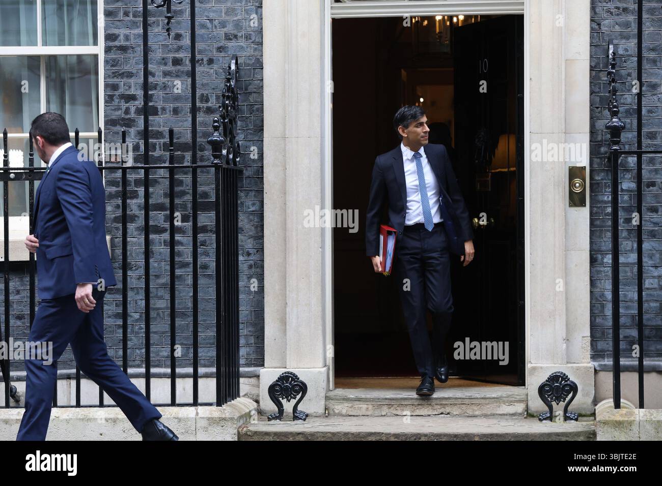 LONDON, ENGLAND - 6. MÄRZ: Der britische Premierminister Rishi Sunak verlässt die Downing Street 10, um an der wöchentlichen Sitzung der Fragen des Premierministers (PMQ) im Unterhaus am 6. März 2024 in London teilzunehmen. CAP/GOL ©GOL/Capital Pictures Stockfoto