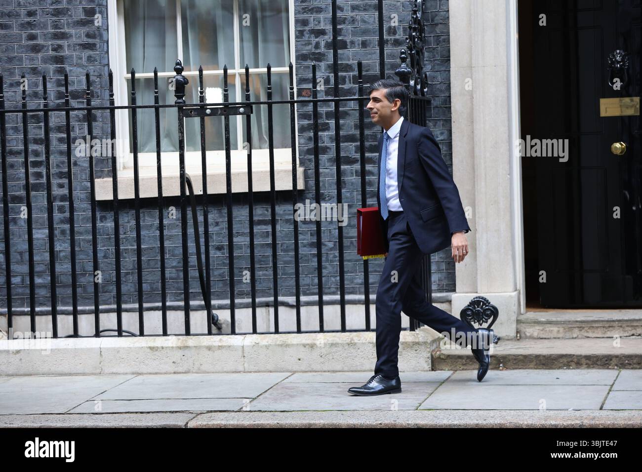 LONDON, ENGLAND - 6. MÄRZ: Der britische Premierminister Rishi Sunak verlässt die Downing Street 10, um an der wöchentlichen Sitzung der Fragen des Premierministers (PMQ) im Unterhaus am 6. März 2024 in London teilzunehmen. CAP/GOL ©GOL/Capital Pictures Stockfoto