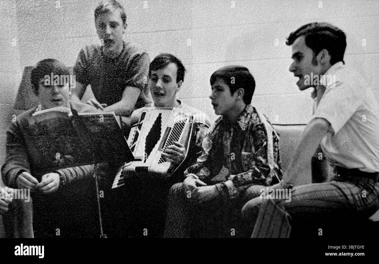 1975 v. Chr., Philadelphia, USA : der in amerika geborene spätere Papst Robert Francis Prevost LEO XIV ( Papa LEONE XIV , León , geb. 14. september 1955 ), genau auf diesem Foto. Dargestellt mit Freund JOHN MERKELIS ( 4. Von rechts) während einer Gesangsprobe. Söhne von Louis Marius Prevost , französischer und italienischer Abstammung , und Mildred Martínez , spanischer Abstammung . Unbekannter Fotograf. - PADRE AGOSTINIANO - PAPA - VATICANO - VATIKANSTADT - RELIGIONE - RELIGION - Porträt - Rituratto - RELIGIONE CATTOLICA - KATHOLISCHE RELIGION - PONTEFICE - celebrità personalità da giovane giovani - Persönlichkeit persönlich Stockfoto