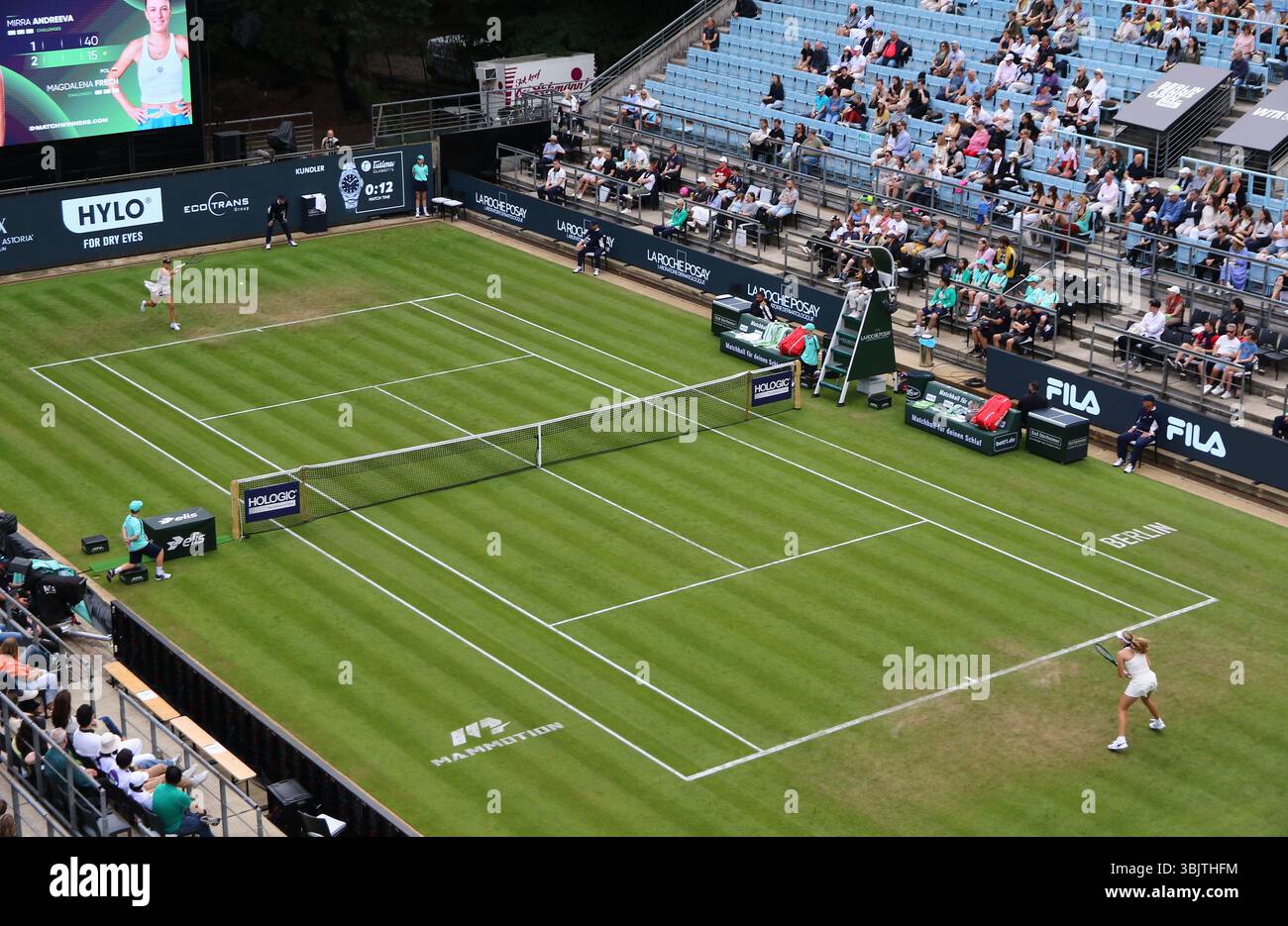 Berlin, Deutschland. Juni 2025. Panoramablick auf den Steffi Graf Court des Rot Weiss Tennis Club in Berlin während der WTA 500 Berlin Tennis Open by HYLO Spiel Mirra ANDREEVA gegen Magdalena FRECH (POL). Quelle: Oleksandr Prykhodko/UNIAN/Alamy Live News Stockfoto
