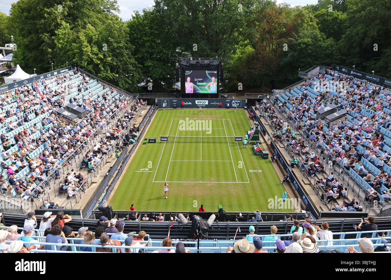 Berlin, Deutschland. Juni 2025. Panoramablick auf den Steffi Graf Court des Rot Weiss Tennis Club in Berlin während der WTA 500 Berlin Tennis Open by HYLO Spiel Mirra ANDREEVA gegen Magdalena FRECH (POL). Quelle: Oleksandr Prykhodko/UNIAN/Alamy Live News Stockfoto