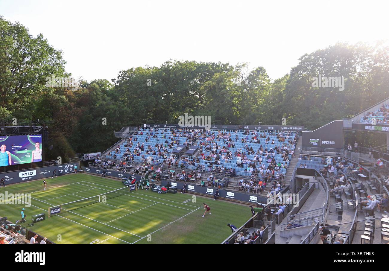 Berlin, Deutschland. Juni 2025. Panoramablick auf den Steffi Graf-Platz des Rot Weiss Tennis Club in Berlin während der WTA 500 Berlin Tennis Open by HYLO Spiel Paula BADOSA (ESP) gegen Eva LYS (GER). Quelle: Oleksandr Prykhodko/UNIAN/Alamy Live News Stockfoto