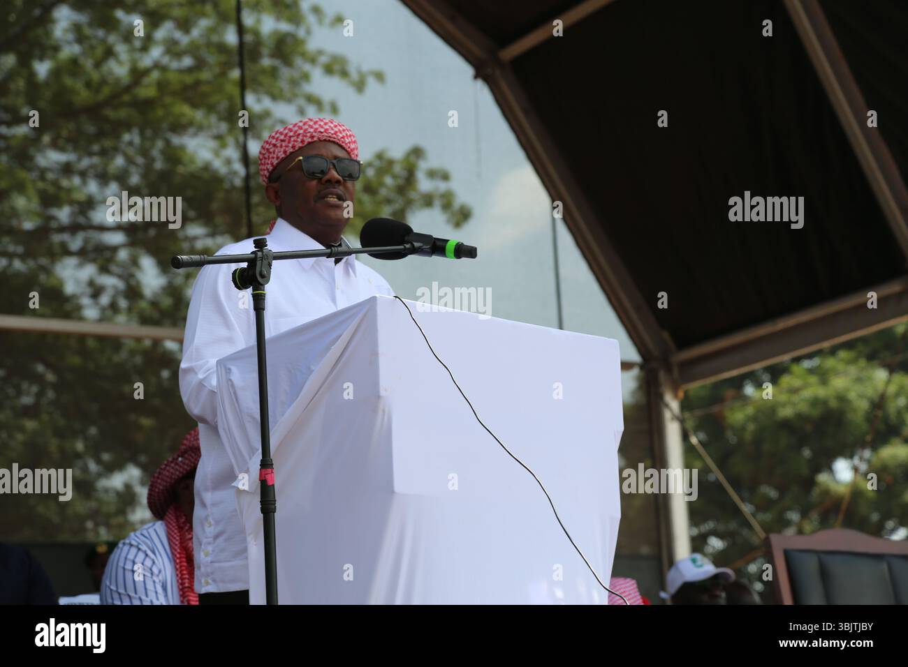 (250617) -- BISSAU, 17. Juni 2025 (Xinhua) -- Bissau-guineischer Präsident Umaro Sissoco Embalo spricht bei der Einweihung einer Autobahn, die von einer chinesischen Firma am 16. Juni 2025 in Bissau, Guinea-Bissau, gebaut wurde. Der Präsident von Bissau-Guinea, Umaro Sissoco Embalo, leitete am Montag die Einweihung einer 8,2 Kilometer langen Autobahn, die die Hauptstadt Bissau mit ihrem Vorort Safim verbindet. Die Autobahn wurde von einem chinesischen Unternehmen Longjian Road & Bridge Co., Ltd. Gebaut und vollständig von der chinesischen Regierung finanziert, zu einem Preis von 30 Millionen US-Dollar. (Xinhua/Zhang Ji Stockfoto