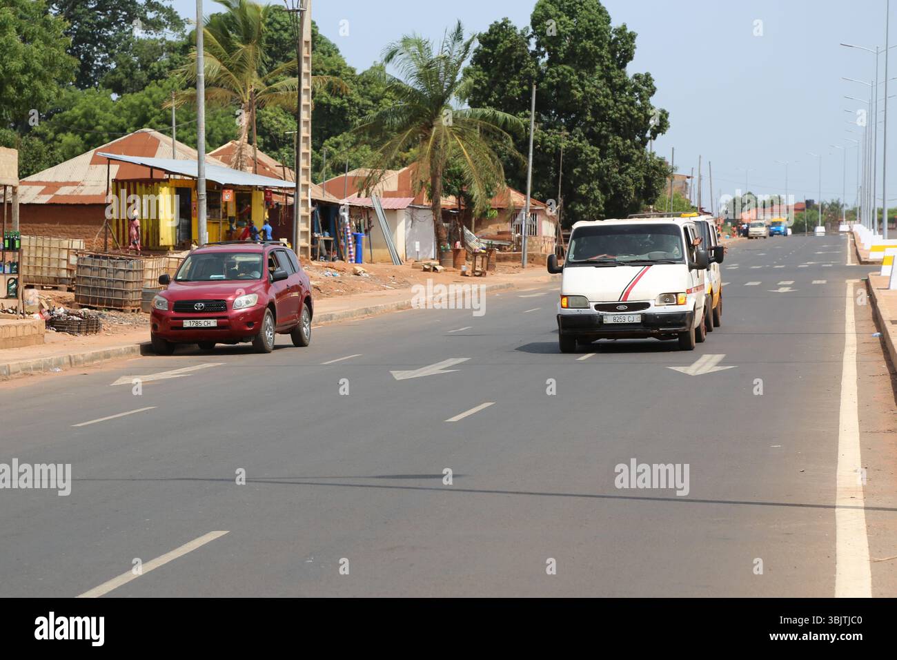 Bissau, Guinea-Bissau. Juni 2025. Auf einer neu eingeweihten Autobahn, die am 16. Juni 2025 von einer chinesischen Firma in Bissau, Guinea-Bissau, gebaut wurde, sind Kraftfahrzeuge abgebildet. Der Präsident von Bissau-Guinea, Umaro Sissoco Embalo, leitete am Montag die Einweihung einer 8,2 Kilometer langen Autobahn, die die Hauptstadt Bissau mit ihrem Vorort Safim verbindet. Die Autobahn wurde von einem chinesischen Unternehmen Longjian Road & Bridge Co., Ltd. Gebaut und vollständig von der chinesischen Regierung finanziert, zu einem Preis von 30 Millionen US-Dollar. Quelle: Zhang Jian/Xinhua/Alamy Live News Stockfoto