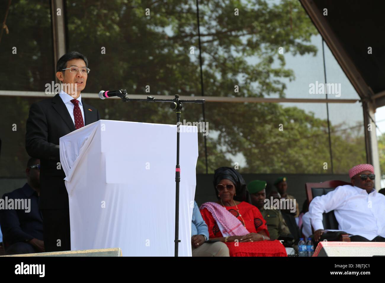 (250617) -- BISSAU, 17. Juni 2025 (Xinhua) -- Chinesischer Botschafter in Guinea-Bissau Yang Renhuo spricht bei der Einweihung einer Autobahn, die von einer chinesischen Firma am 16. Juni 2025 in Bissau, Guinea-Bissau, gebaut wurde. Der Präsident von Bissau-Guinea, Umaro Sissoco Embalo, leitete am Montag die Einweihung einer 8,2 Kilometer langen Autobahn, die die Hauptstadt Bissau mit ihrem Vorort Safim verbindet. Die Autobahn wurde von einem chinesischen Unternehmen Longjian Road & Bridge Co., Ltd. Gebaut und vollständig von der chinesischen Regierung finanziert, zu einem Preis von 30 Millionen US-Dollar. (Xinhua/Zhang Stockfoto