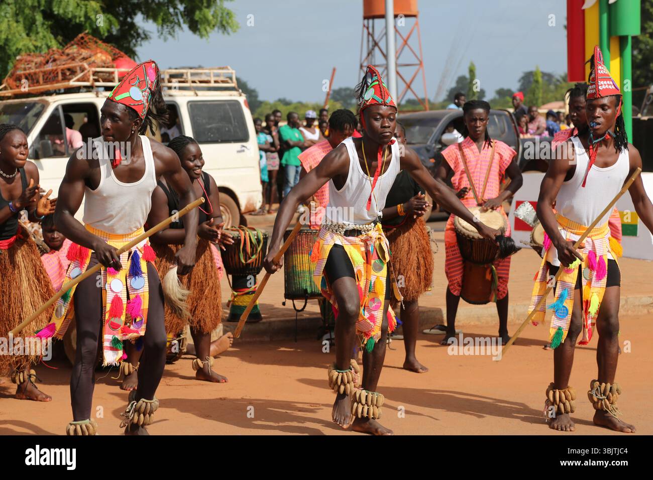 Bissau, Guinea-Bissau. Juni 2025. Die Einheimischen tanzen bei der Einweihungszeremonie einer Autobahn, die von einer chinesischen Kompanie in Bissau, Guinea-Bissau, am 16. Juni 2025 gebaut wurde. Der Präsident von Bissau-Guinea, Umaro Sissoco Embalo, leitete am Montag die Einweihung einer 8,2 Kilometer langen Autobahn, die die Hauptstadt Bissau mit ihrem Vorort Safim verbindet. Die Autobahn wurde von einem chinesischen Unternehmen Longjian Road & Bridge Co., Ltd. Gebaut und vollständig von der chinesischen Regierung finanziert, zu einem Preis von 30 Millionen US-Dollar. Quelle: Zhang Jian/Xinhua/Alamy Live News Stockfoto