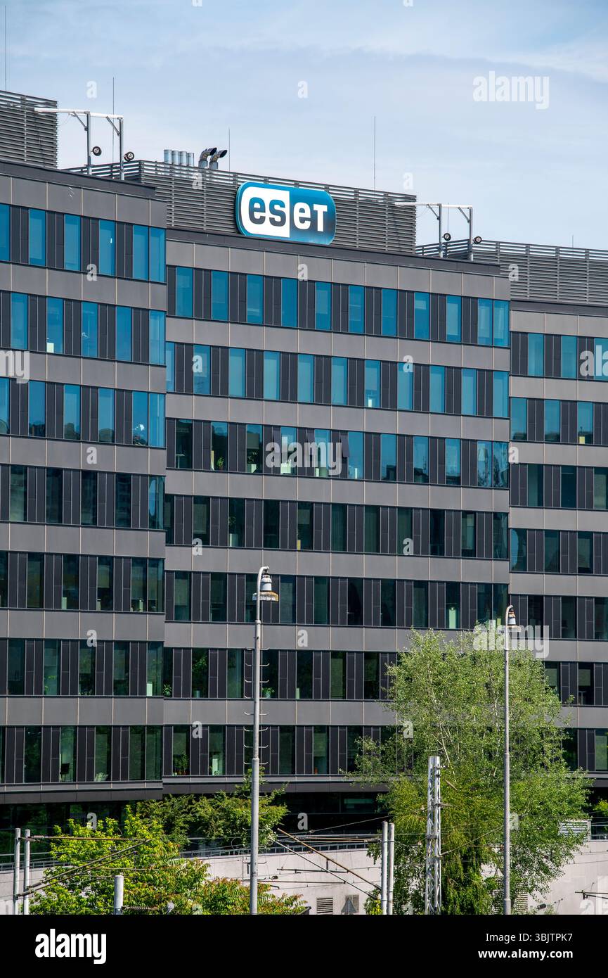 Bratislava, Slowakei - 10. Mai 2025: ESET-Schild am Gebäude. ESET ist ein Softwareunternehmen, das sich auf Cybersicherheit spezialisiert hat. Stockfoto