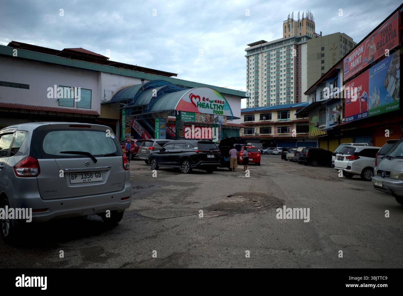 Batam, Indonesien - 30. November 2024: Ein Parkplatz in der Nähe des Pasar Penuin Wet Market in Batam City, Riau Islands, Indonesien. Stockfoto