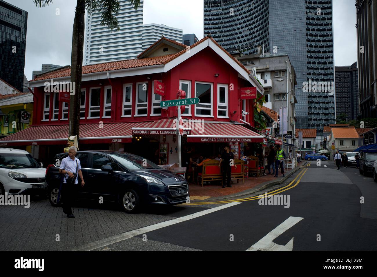 Singapur - 29. November 2024: Geordnetes, ruhiges und komfortables Verkehrsbild auf der Bussorah Street, in der Nähe von Kampong Glam, Singapur. Stockfoto