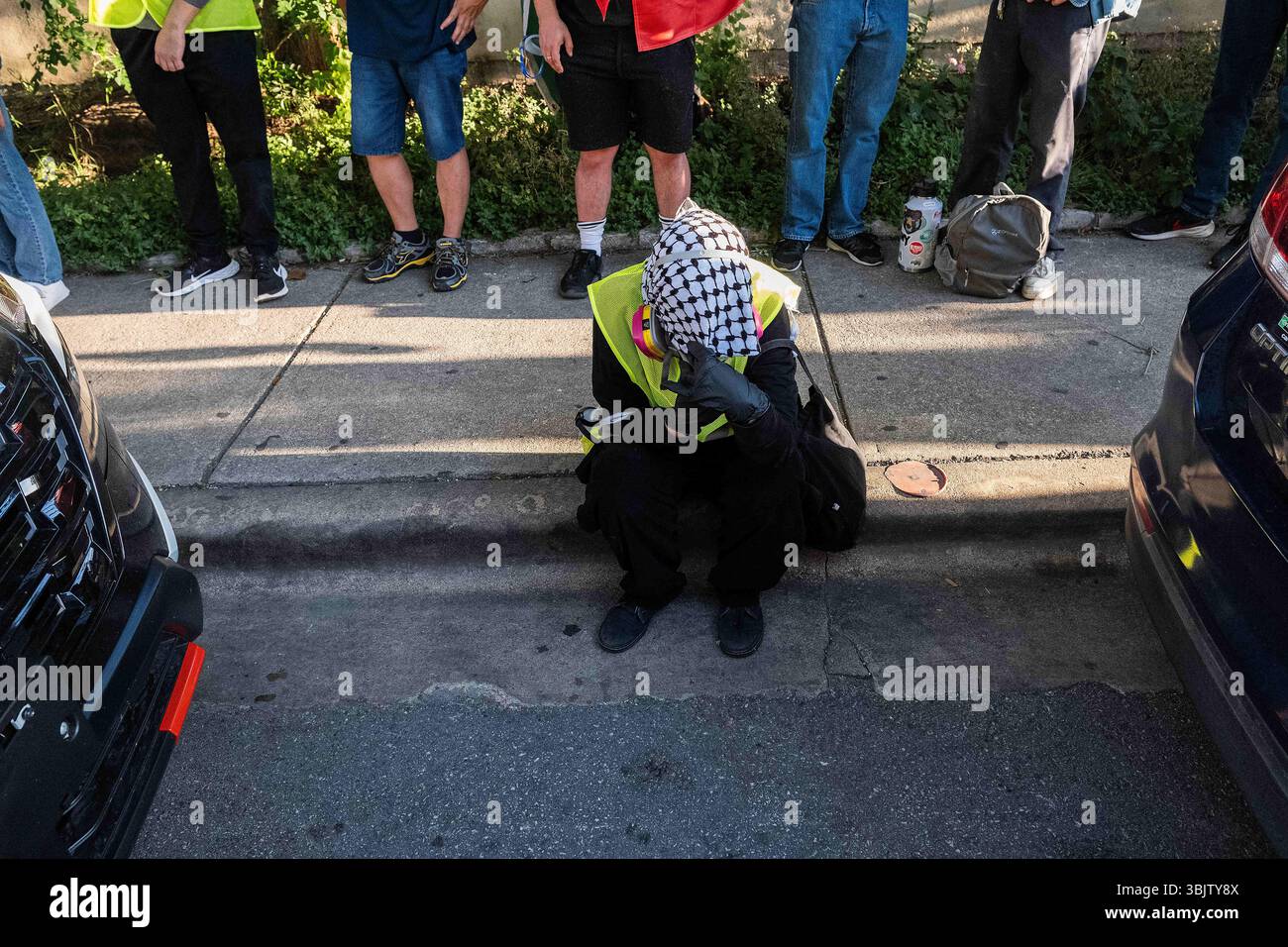 Austin, Texas, USA. 16. Juni 2025: Austin-Studenten für eine Demokratische Gesellschaft protestieren vor dem J.J. Pickle Federal Building in Austin, um ein Ende der Deportationen, die Schließung von lokalen Einwanderungs- und Zollgefängnissen und die Legalisierung für alle zu fordern. Austin, Texas. Mario Cantu/CSM Credit: CAL Sport Media/Alamy Live News Stockfoto