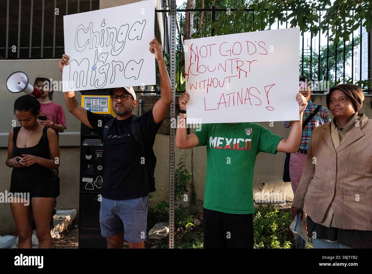Austin, Texas, USA. 16. Juni 2025: Austin-Studenten für eine Demokratische Gesellschaft protestieren vor dem J.J. Pickle Federal Building in Austin, um ein Ende der Deportationen, die Schließung von lokalen Einwanderungs- und Zollgefängnissen und die Legalisierung für alle zu fordern. Austin, Texas. Mario Cantu/CSM Credit: CAL Sport Media/Alamy Live News Stockfoto