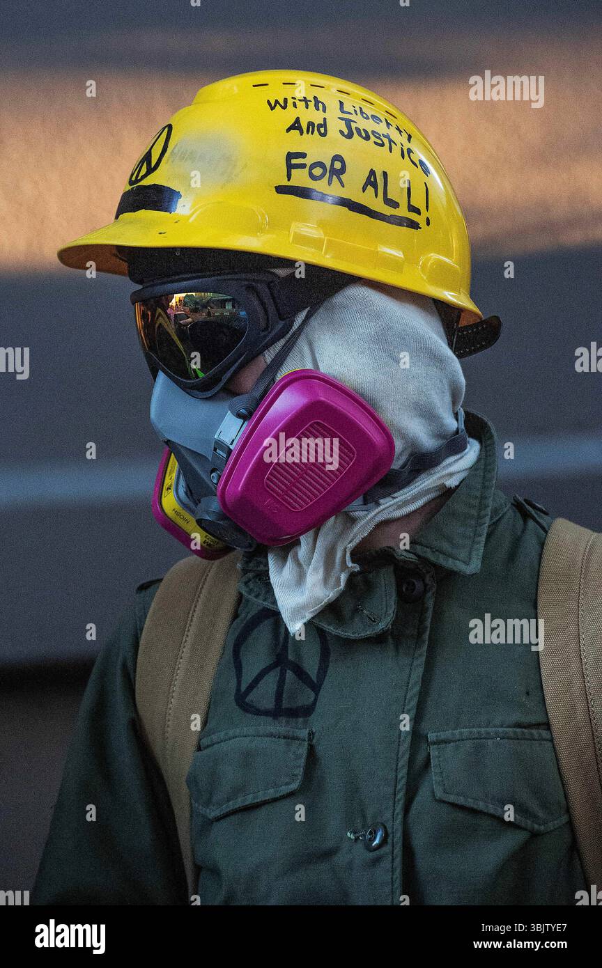 Austin, Texas, USA. 16. Juni 2025: Austin-Studenten für eine Demokratische Gesellschaft protestieren vor dem J.J. Pickle Federal Building in Austin, um ein Ende der Deportationen, die Schließung von lokalen Einwanderungs- und Zollgefängnissen und die Legalisierung für alle zu fordern. Austin, Texas. Mario Cantu/CSM Credit: CAL Sport Media/Alamy Live News Stockfoto