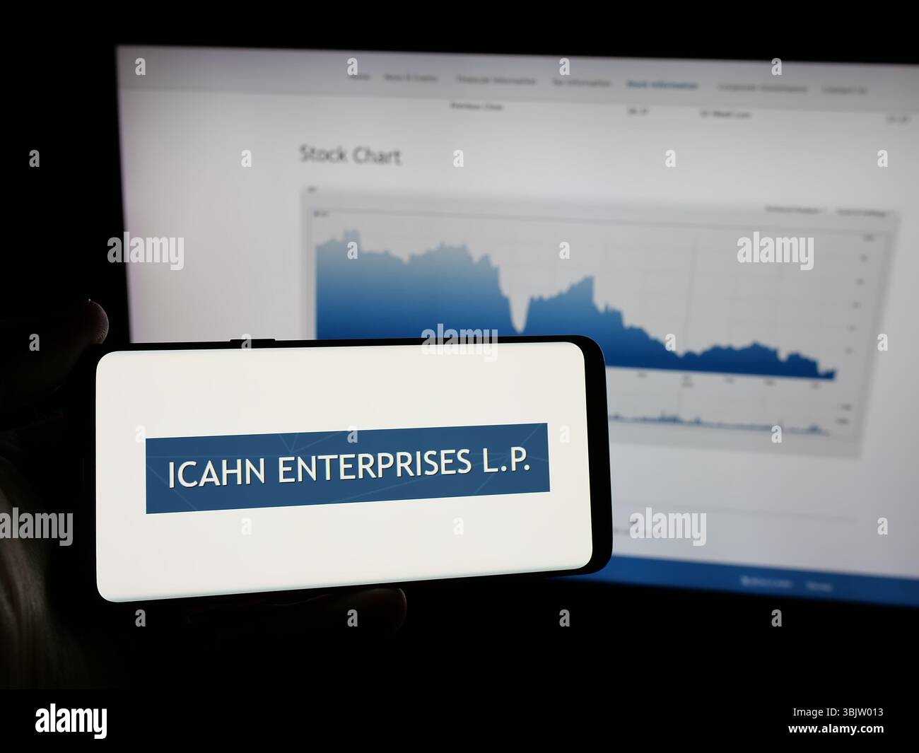 Stuttgart, Deutschland - 17.04.2025: Person, die ein Smartphone mit dem Logo der US-amerikanischen Investmentgesellschaft Icahn Enterprises L.P. auf dem Bildschirm vor der Website hält. Stockfoto