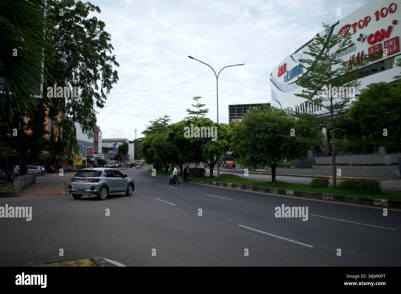 Batam, Indonesien - 30. November 2024: Verkehr in der Nähe der Grand Batam Mall in Batam City, Riau Islands, Indonesien. Stockfoto