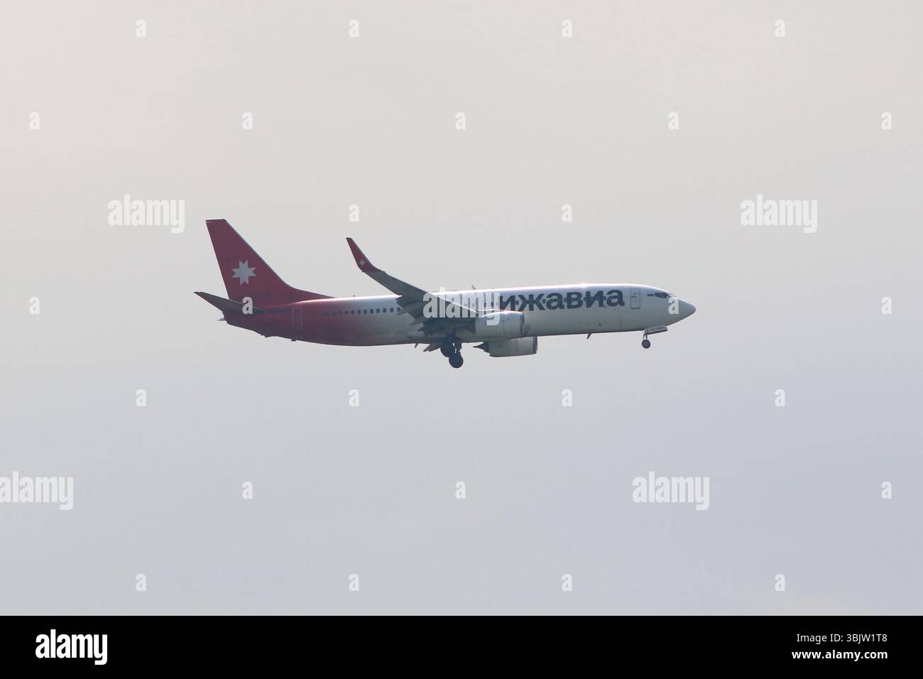 Sankt Petersburg, Russland. Juni 2025. Am Himmel über dem Flughafen Pulkovo ist eine Boeing 737-800 von Izhavia Airlines zu sehen. Quelle: SOPA Images Limited/Alamy Live News Stockfoto