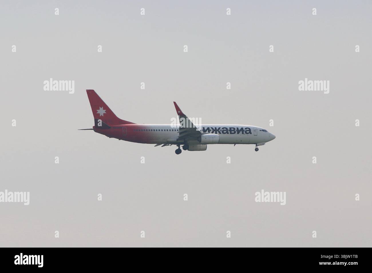 Sankt Petersburg, Russland. Juni 2025. Am Himmel über dem Flughafen Pulkovo ist eine Boeing 737-800 von Izhavia Airlines zu sehen. Quelle: SOPA Images Limited/Alamy Live News Stockfoto