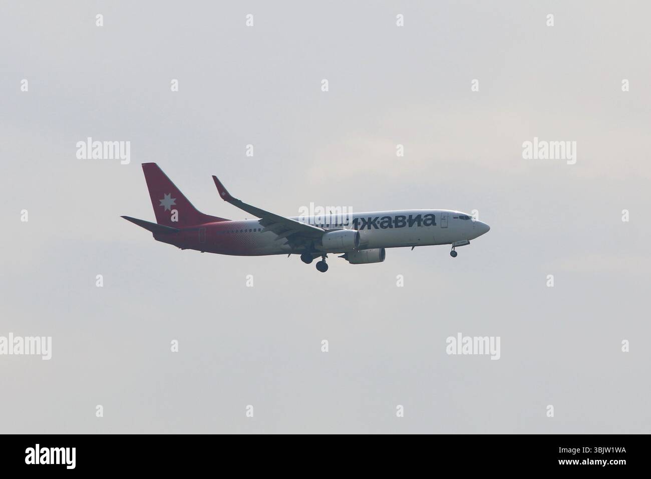Sankt Petersburg, Russland. Juni 2025. Am Himmel über dem Flughafen Pulkovo ist eine Boeing 737-800 von Izhavia Airlines zu sehen. Quelle: SOPA Images Limited/Alamy Live News Stockfoto