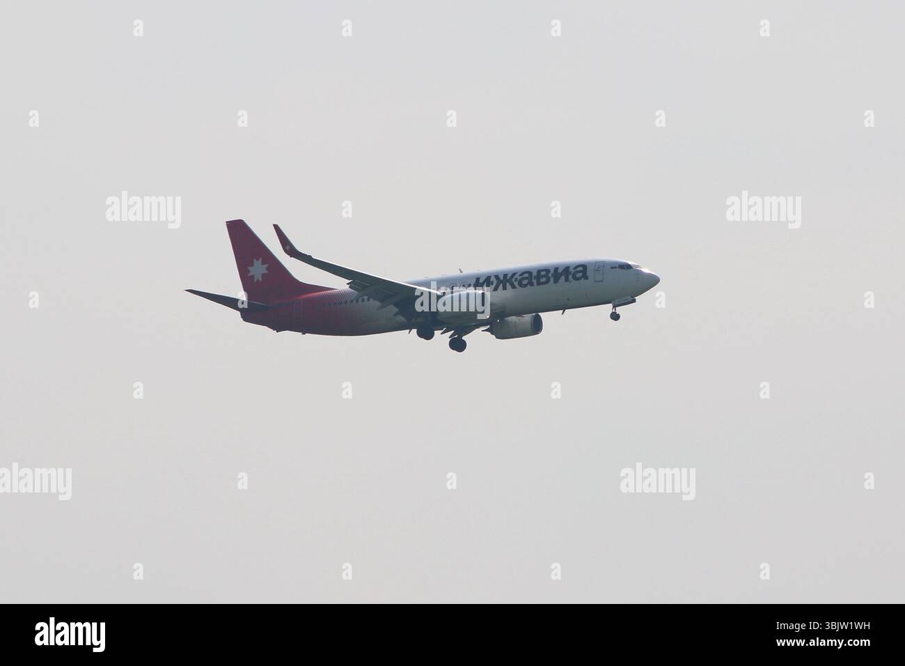 Sankt Petersburg, Russland. Juni 2025. Am Himmel über dem Flughafen Pulkovo ist eine Boeing 737-800 von Izhavia Airlines zu sehen. Quelle: SOPA Images Limited/Alamy Live News Stockfoto