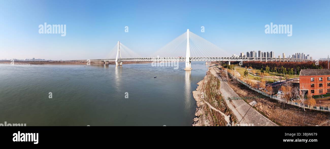 Panoramablick auf die Wuhan Tianxingzhou Yangtze River Bridge, aus der Luft Stockfoto